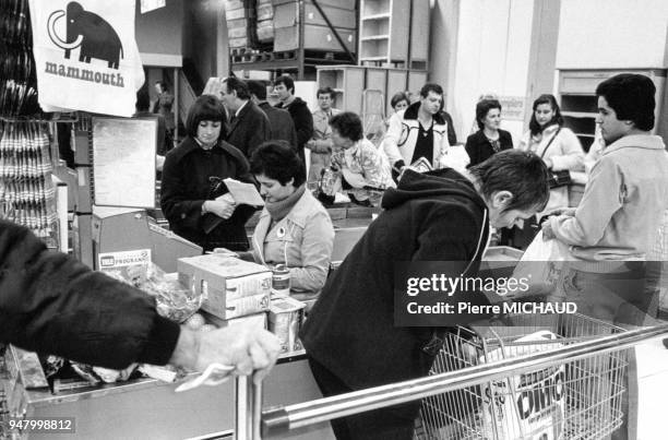 Caisse d'un supermarché ?Mammouth? en France, en 1980.