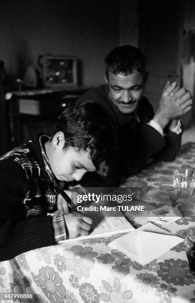 Enfant tunisien écrivant une lettre, en 1974, dans le Vaucluse, France.