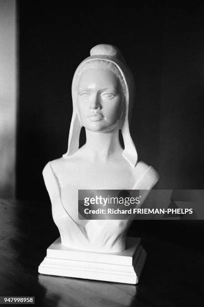 Buste de Marianne sous les traits de Brigitte Bardot, réalisé par Aslan, dans une mairie en France, en 1982.