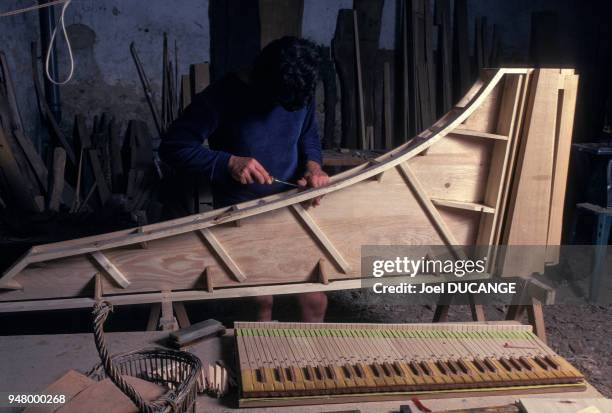 Facteur de clavecins dans son atelier, en août 1981, France.