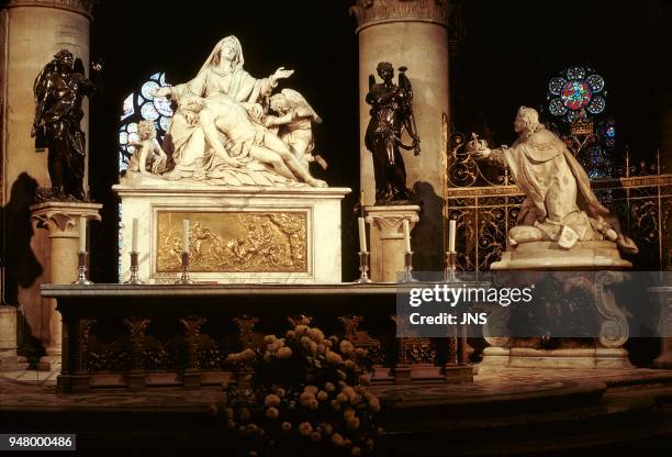 Vows 'pieta of Louis the 12th, statue sculpted by G.Coustou in 1723. He gave back his crown and the peace came back in his life and his kingdom....