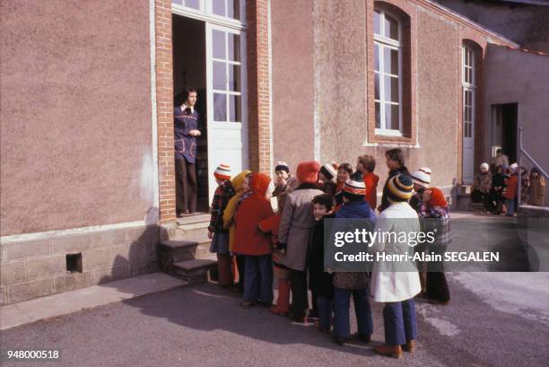 Ecolier en file devant la classe à la fin de la récréation, en France, en février 1979.