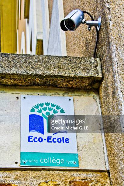 Plaque Eco-école et caméra video de surveillance, le 12 janvier 2015, Le Mans, Sarthe, France.