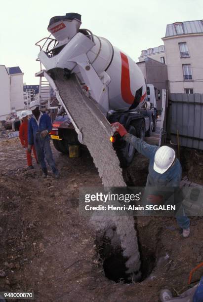 Coulage d'un pilier de béton sur un chantier en France, en octobre 2001.