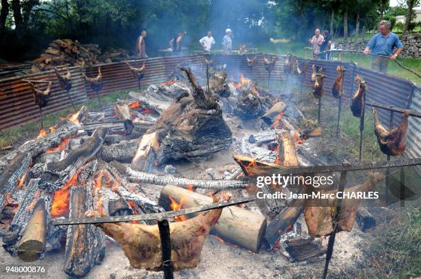 Cuisson de viande d'agneau au feu de bois dans l'Aubrac, le 12 août 2012, France.