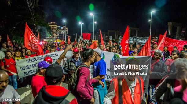 Protesters protest at the door of Rede Globo against the broadcaster and for the freedom of Lula., In São Paulo, Brazil on April 17, 2018. Lula was...