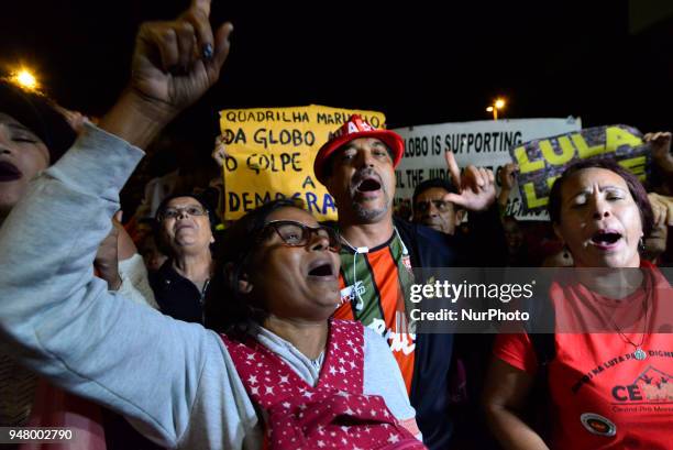 Protesters protest at the door of Rede Globo against the broadcaster and for the freedom of Lula., In São Paulo, Brazil on April 17, 2018. Lula was...