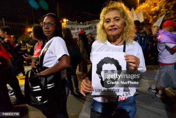 Protesters protest at the door of Rede Globo against the broadcaster and for the freedom of Lula., In São Paulo, Brazil on April 17, 2018. Lula was...