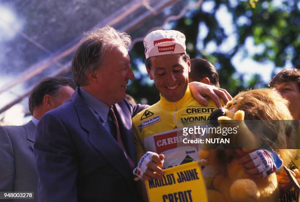 Le cycliste irlandais Stephen Roche recevant le maillot jaune pendant le Tour de France, en 1987.