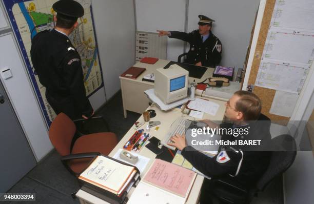 Commissariat Intérieur d'un commissariat de police en France, le 7 avril 1995. News ...
