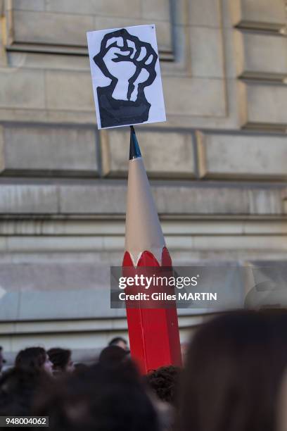 Symbole de crayon du dessinateur brandit en l'air durant la marche républicaine du 11 janvier 2015, en soutien aux familles des victimes des...