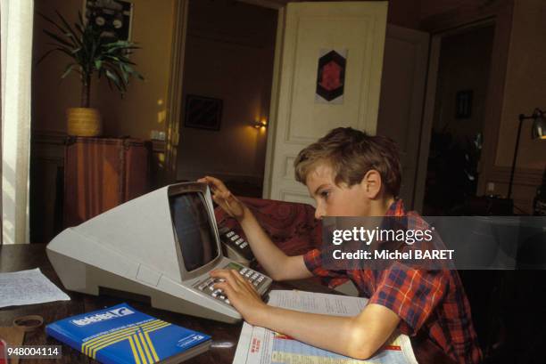 Enfant utilisant un minitel, en France, en juin 1985.