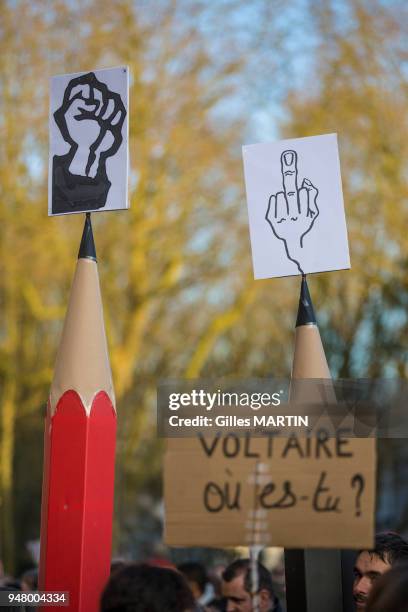 Symbole de crayon du dessinateur brandit en l'air durant la marche républicaine du 11 janvier 2015, en soutien aux familles des victimes des...