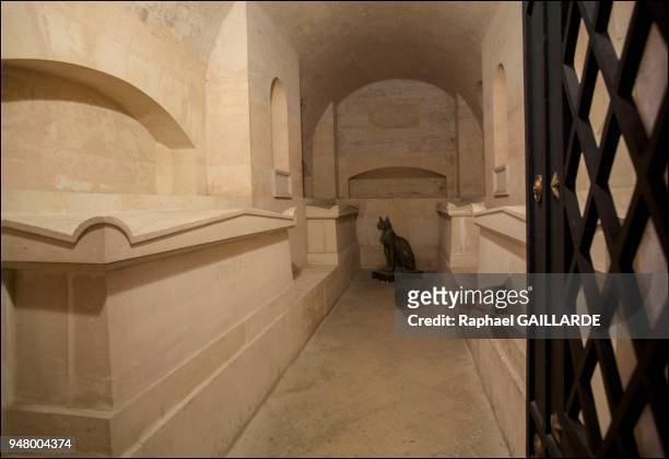 Le caveau de Jean Moulin au Panthéon, monument de style néo classique consacré à la mémoire des grands hommes de la nation, construit par...