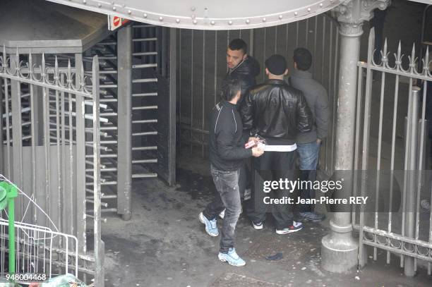 Vente de cigarette de contrebande à la sortie du métro le 1 mars 2011 à Paris, France.