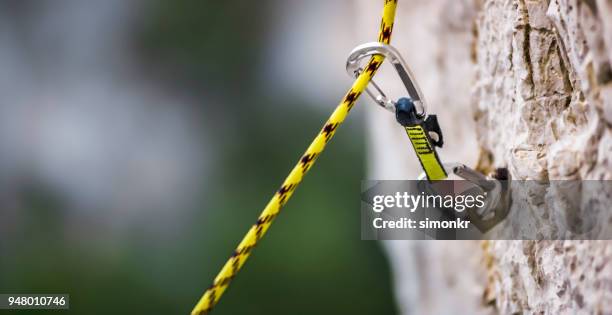haken sie mit kletterseil befestigt - kletterseil stock-fotos und bilder