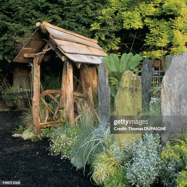 CABANE DANS UN JARDIN, FRANCE.