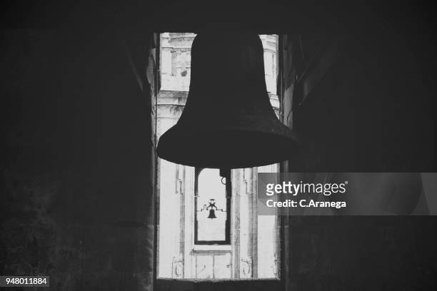 campanas en blanco y negro - blanco y negro foto e immagini stock