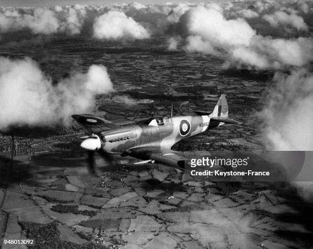 Avion de chasse britannique 'Spitfire' en plein vol circa 1940.