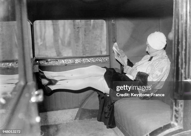 Voyageuse dans le wagon d'un train, en France en 1935.