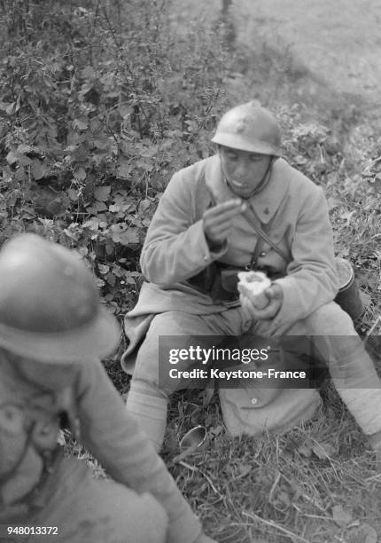 Soldats en pause-déjeuner lors des grandes manoeuvres en Champagne, en France en 1932.