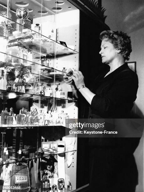 Flacons de parfum dans une vitrine de parfumerie, circa 1950.