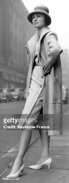 Mannequin présentant le modèle 'Doubloon' de Charles Creed de la Collection Printemps 1959: une robe et un pantalon court en prince de Galles blanc...