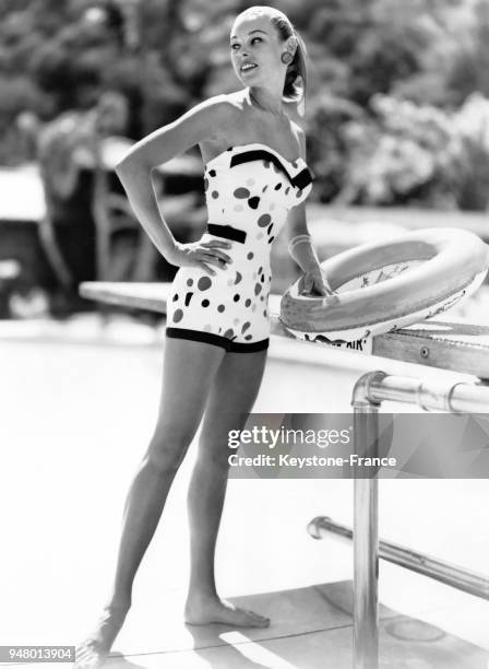 Mannequin présentant un maillot de bain à pois de la Collection Eté 1956, en 1956.