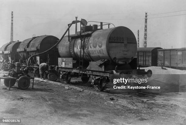 Train de marchandise en plein ravitaillement, en France en 1934.