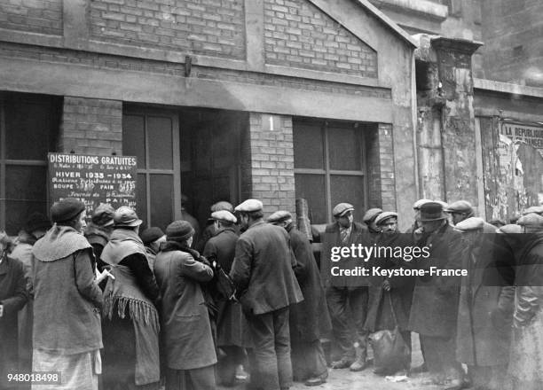 Longue queue devant une soupe populaire en France le 5 décembre 1933.