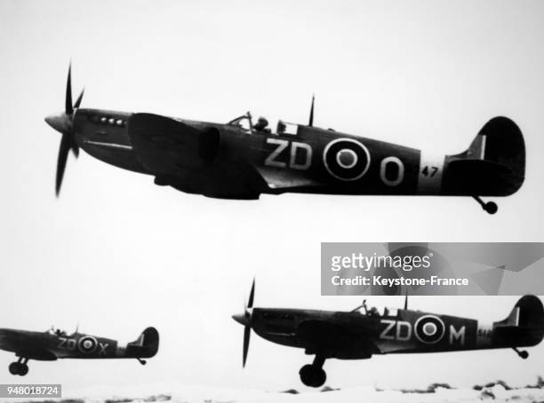 Avions de chasse britanniques 'Spitfire' en plein vol circa 1940.