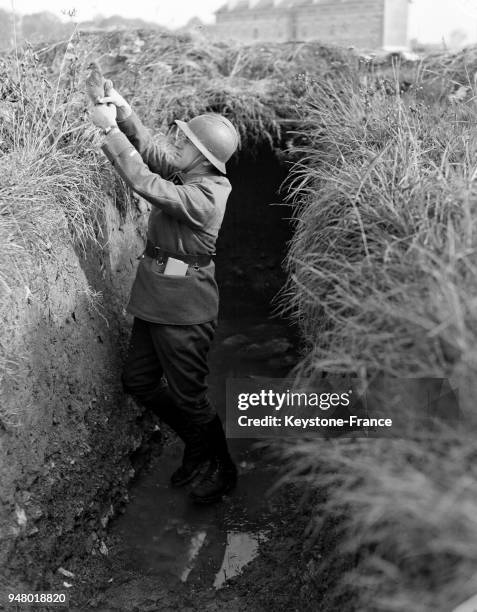 Armée française des membres d'une compagnie colombophile du 8e régiment de transmission dans une tranchée, en France en 1940.