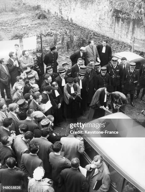 La voiture Hillmann de la famille Drummond, assassinée, est amenée dans la cour du Palais de Justice, en France circa 1950.