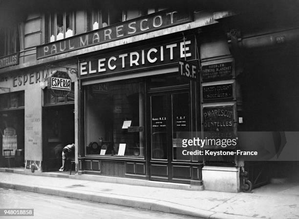 Devanture d'un magasin d'électricité, circa 1930 en France.