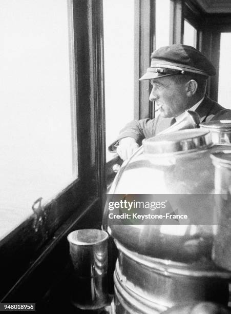 Passager sur le bac Le Havre-Trouville un jour de course hippique, circa 1930 en France.