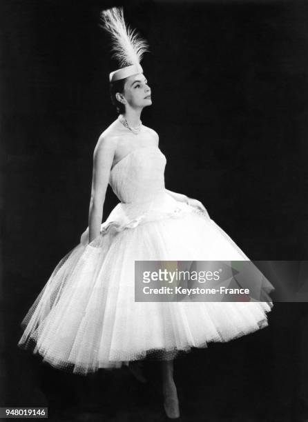 Mannequin présentant le modèle 'Andromaque' de Jacqueline Godard de la Collection Automne/Hiver 1956/1957: une robe du soir en tulle drapée à...