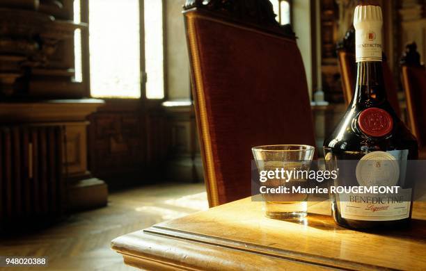 Un verre de Bénédictine servi avec un glaçon: ne serait-il pas temps, quand vient la fin du repas, de nous souvenir de ces liqueurs aux vertus...