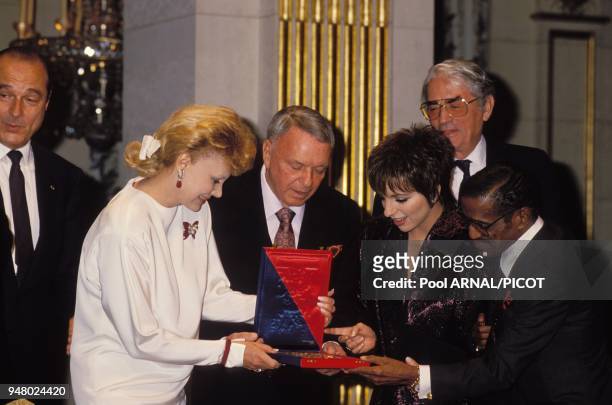 Frank Sinatra honored by Jacques Chirac, mayor of Paris with his wife Barbara and friends Liza Minelli, Gregory Peck and Sammy David Jr.