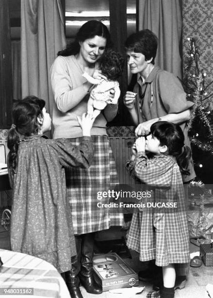 Famille ouvrant les cadeaux à Noël, en 1980.