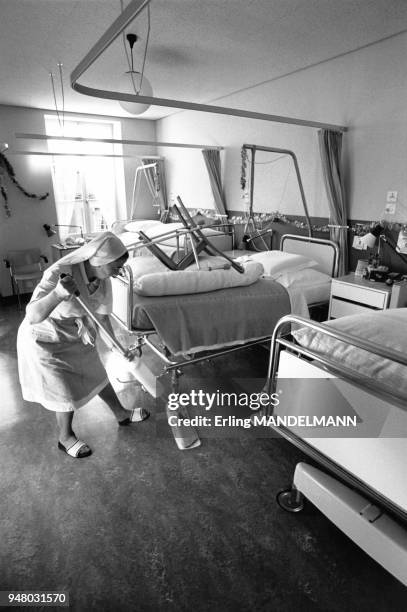 Infirmière faisant le ménage dans une chambre d'hôpital, en 1987.