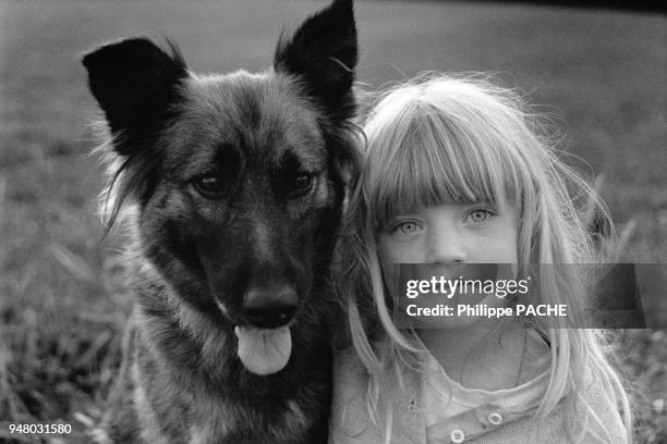Petite fille avec son chien, en 1989.