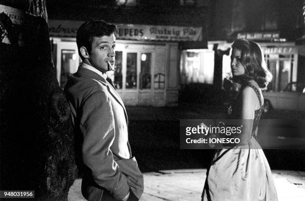 Jean-Paul BELMONDO et Alexandra STEWART, sur le tournage du film "Les Distractions", de Jacques Dupont. 1960.