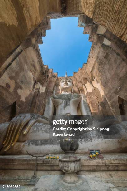 low angle view of big buddha inside the chapel of wat si chum, sukhothai province, thailand. - wat si chum stockfoto's en -beelden