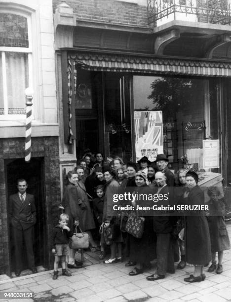 Malgré la Libération, il faudra faire la queue dans la boulangerie pour avoir seulement 400 grammes de pain par semaine. 19450508.