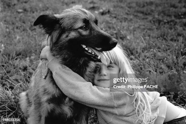 Petite fille avec son chien, en 1989.