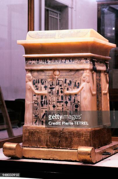 Elément du mobilier funéraire du Pharaon AKHENATON .