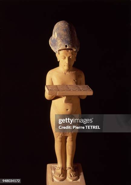 Statuette d'une personne de petite taille, surmontée d'une coiffe royale, le Pharaon AKHENATON ?. Amarna, XVIIIème dynastie.