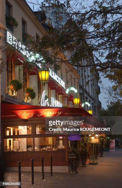 The famous Alsatian brasserie Chez Jenny, with its historical decor and marquetry by Jenny Spindler, at Place de la République. 20040100 Paris: la...