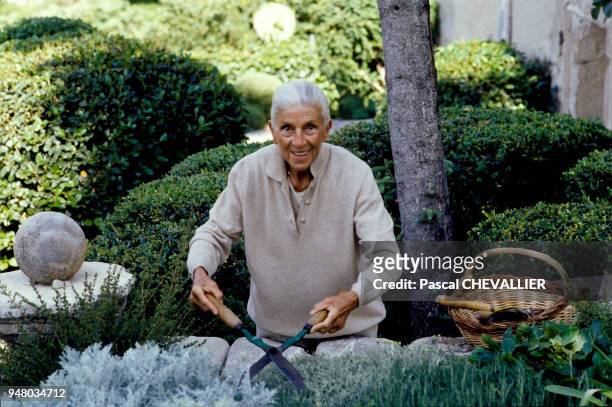 Nicole DE VESIAN, in charge of the Hermès house's brand image for many years, in the garden of her house in Luberon in 1990. Nicole DE VESIAN,...