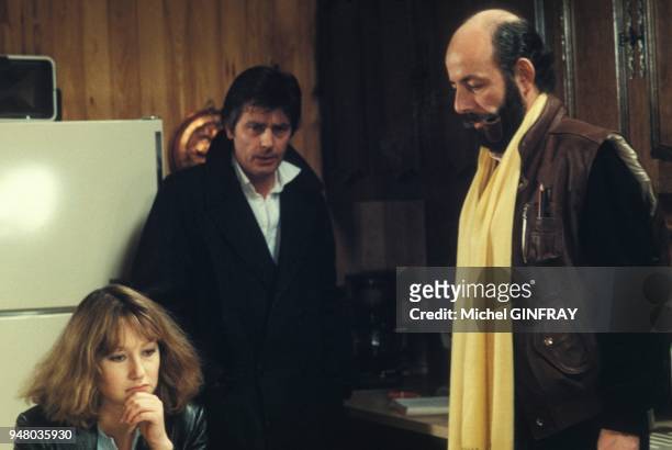 Bertrand Blier dirige Nathalie Baye et Alain Delon pendant le tournage de son film 'Notre histoire' en avril 1984 en France.